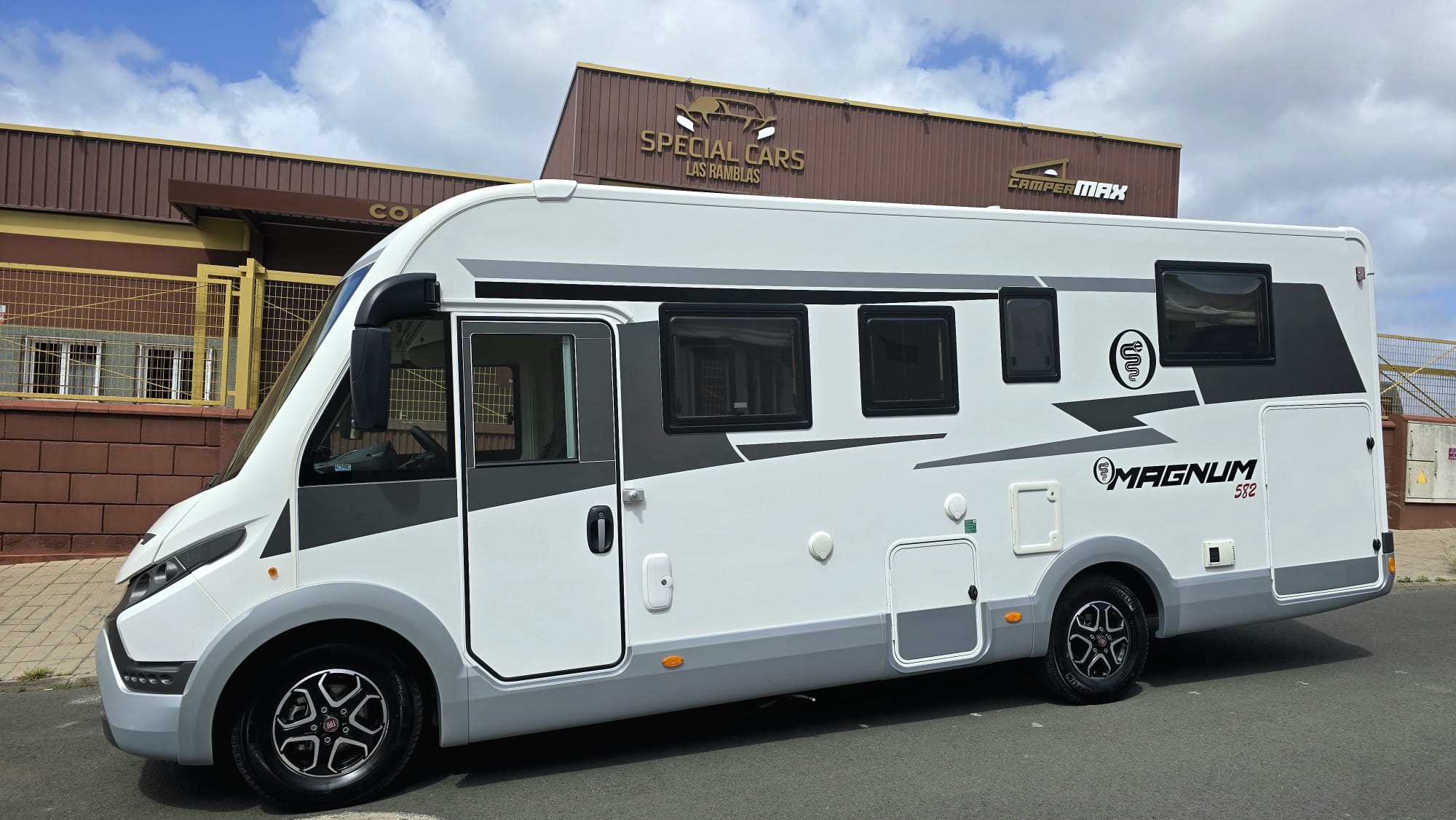 ELNAGH MAGNUM 582 160CV AUT.